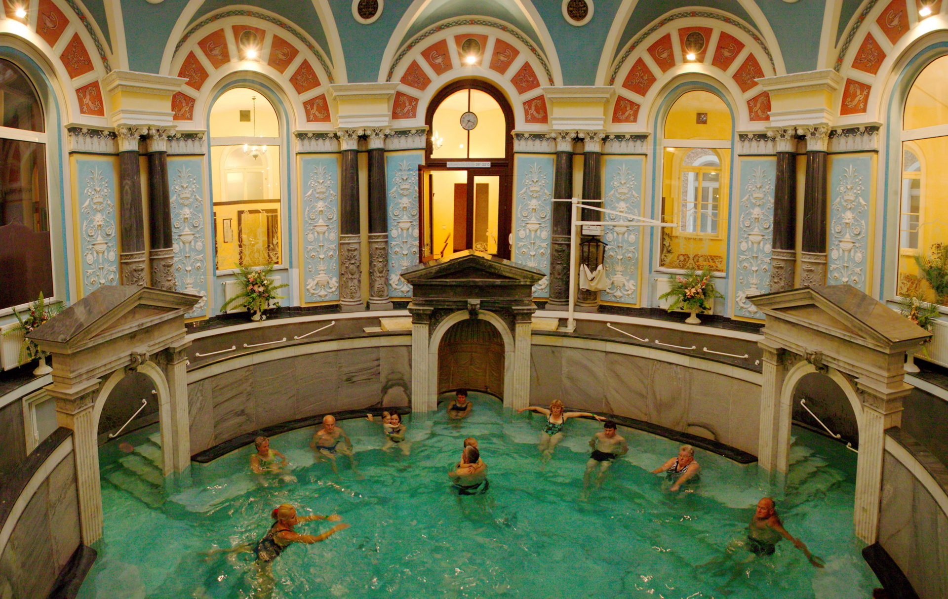Sześć zabytkowych basenów
