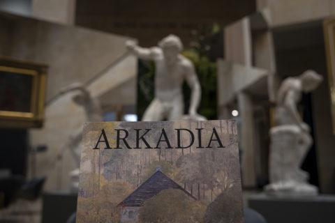 Widok wystawy "Arkadia" w Muzeum Narodowym w Warszawie. Zbliżenie na napis Arkadia