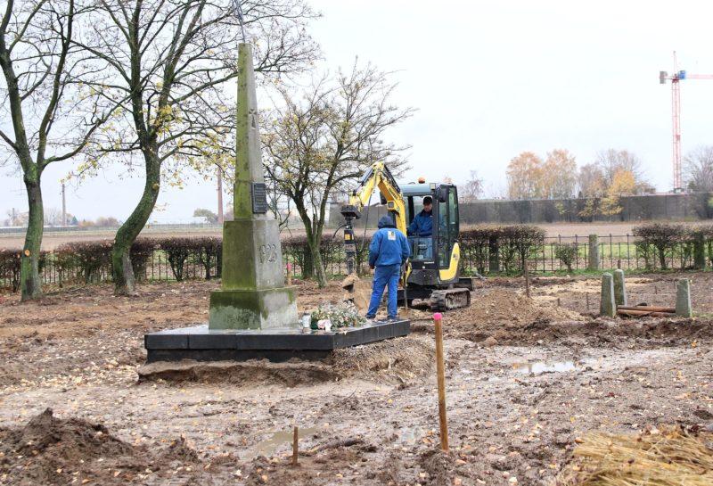 IMG_3005-male_Kancelaria Prezydenta Miasta Kalisza Ukraiński Cmentarz Wojskowy w Kaliszu, 2023 r. Zbliżenie na koparkę