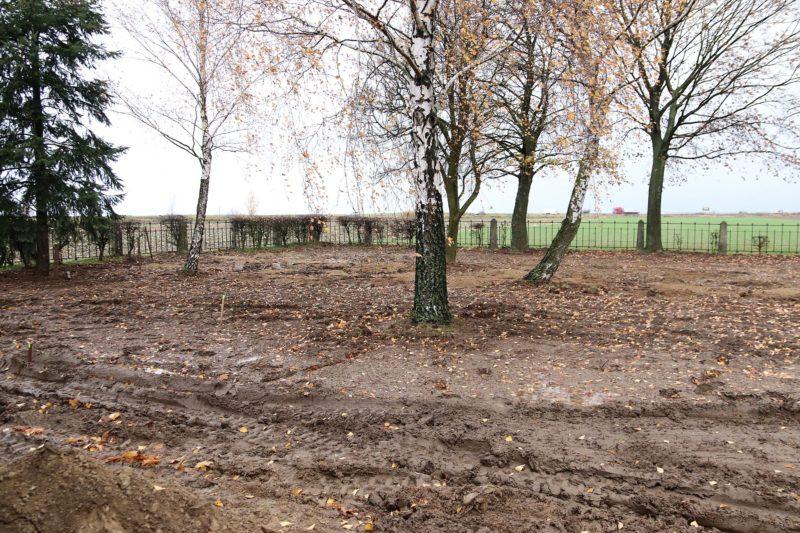 IMG_3007-male_Kancelaria Prezydenta Miasta Kalisza Ukraiński Cmentarz Wojskowy w Kaliszu, 2023 r. Widok zaoranego cmentarza, ziemia, błoto, drzewa