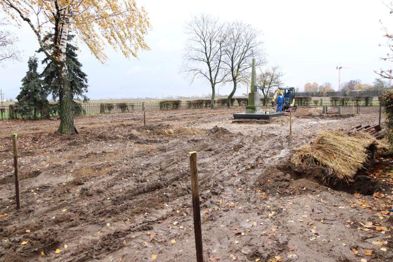 IMG_3009-male_Kancelaria Prezydenta Miasta Kalisza Ukraiński Cmentarz Wojskowy w Kaliszu, 2023 r. Prace na cmentarzu wykonywane małą koparką