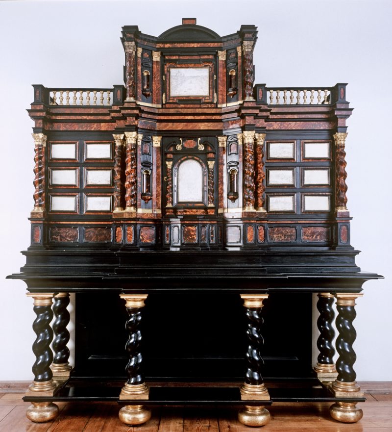 bew127D82E NieWĄSkie spojrzenie. Ikea, Ludwik Filip i zydel