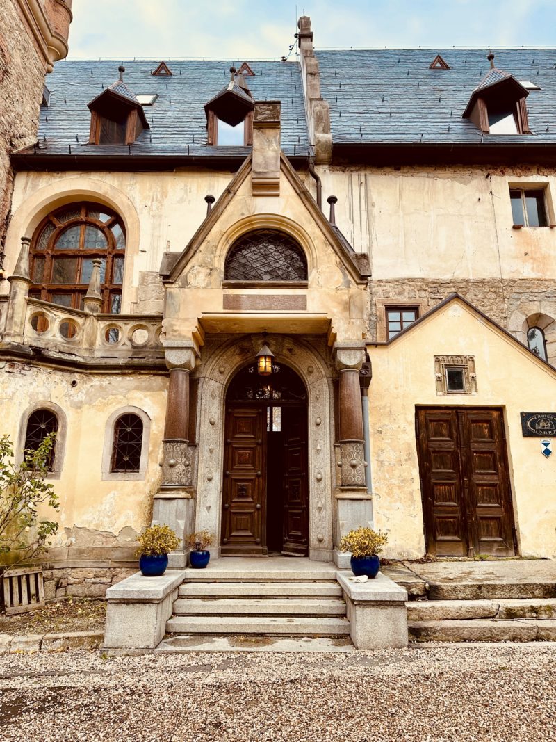 Sala balowa z pochówkami