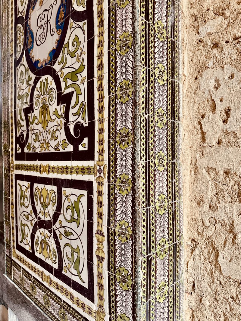 Sala balowa z pochówkami