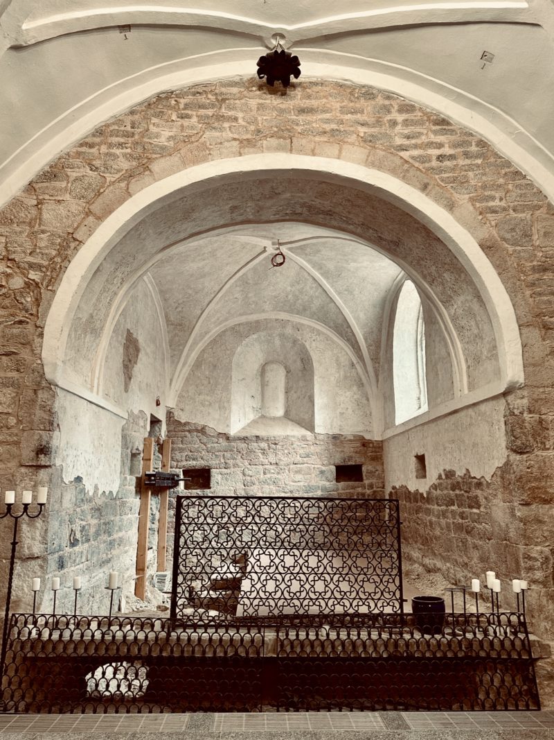 Sala balowa z pochówkami