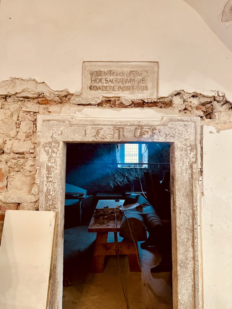 Sala balowa z pochówkami