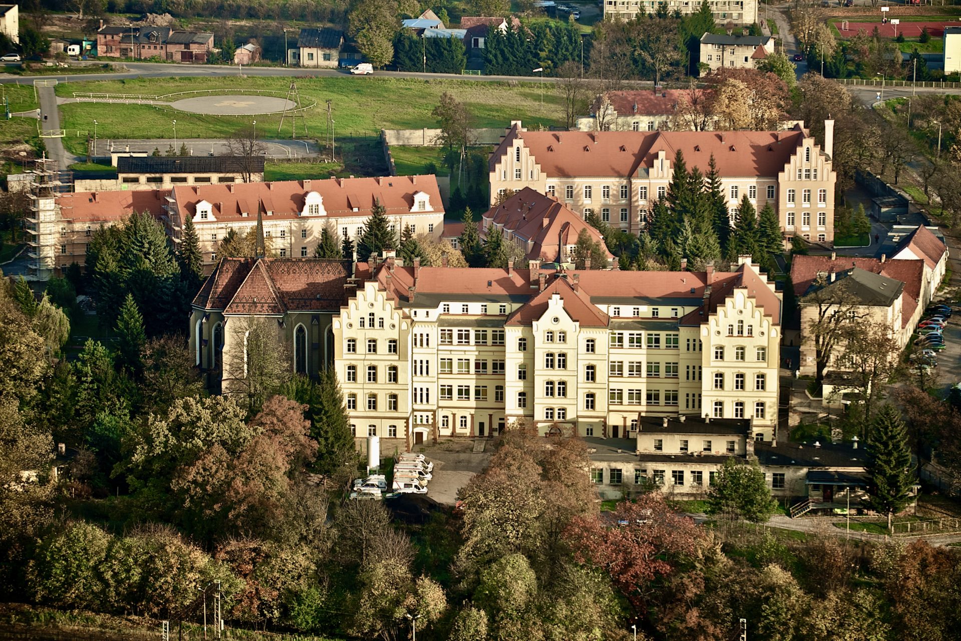 Szpital Powiatowy w Kłodzku, widok z lotu ptaka, fot. Miłosz Poloch, 2017 Szpitale mogą być piękne