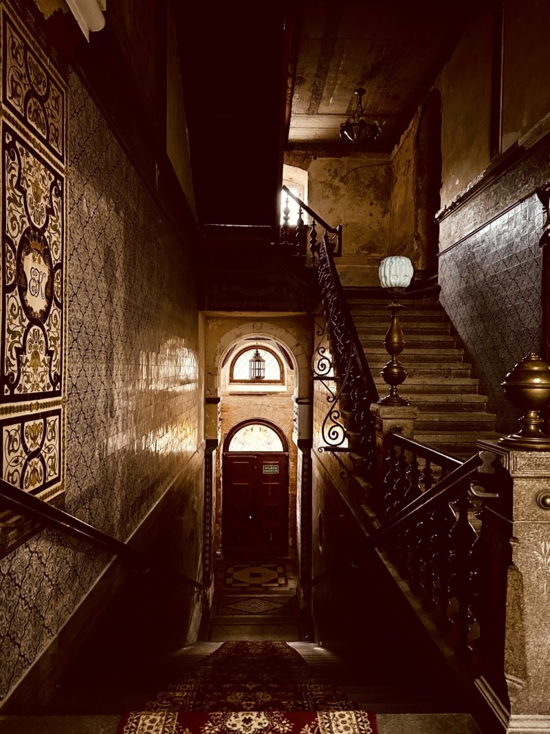 Sala balowa z pochówkami