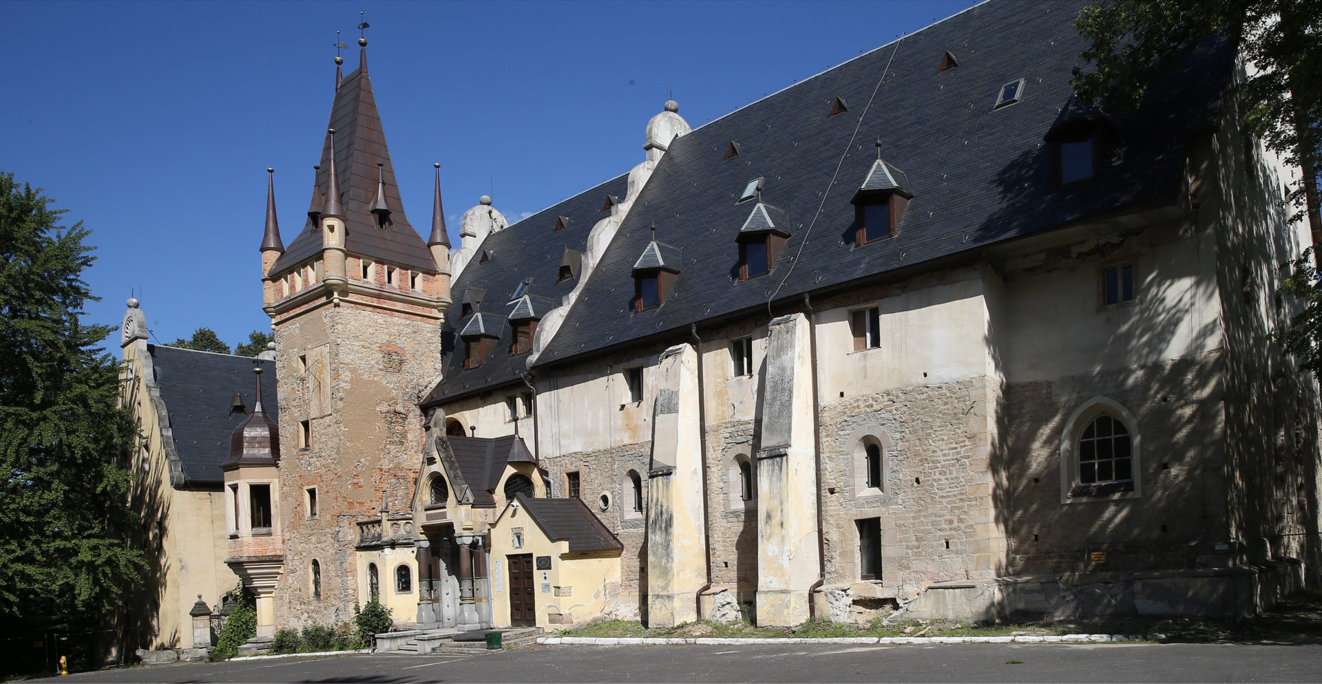 Dolny ?l?sk Monk Sala balowa z pochówkami