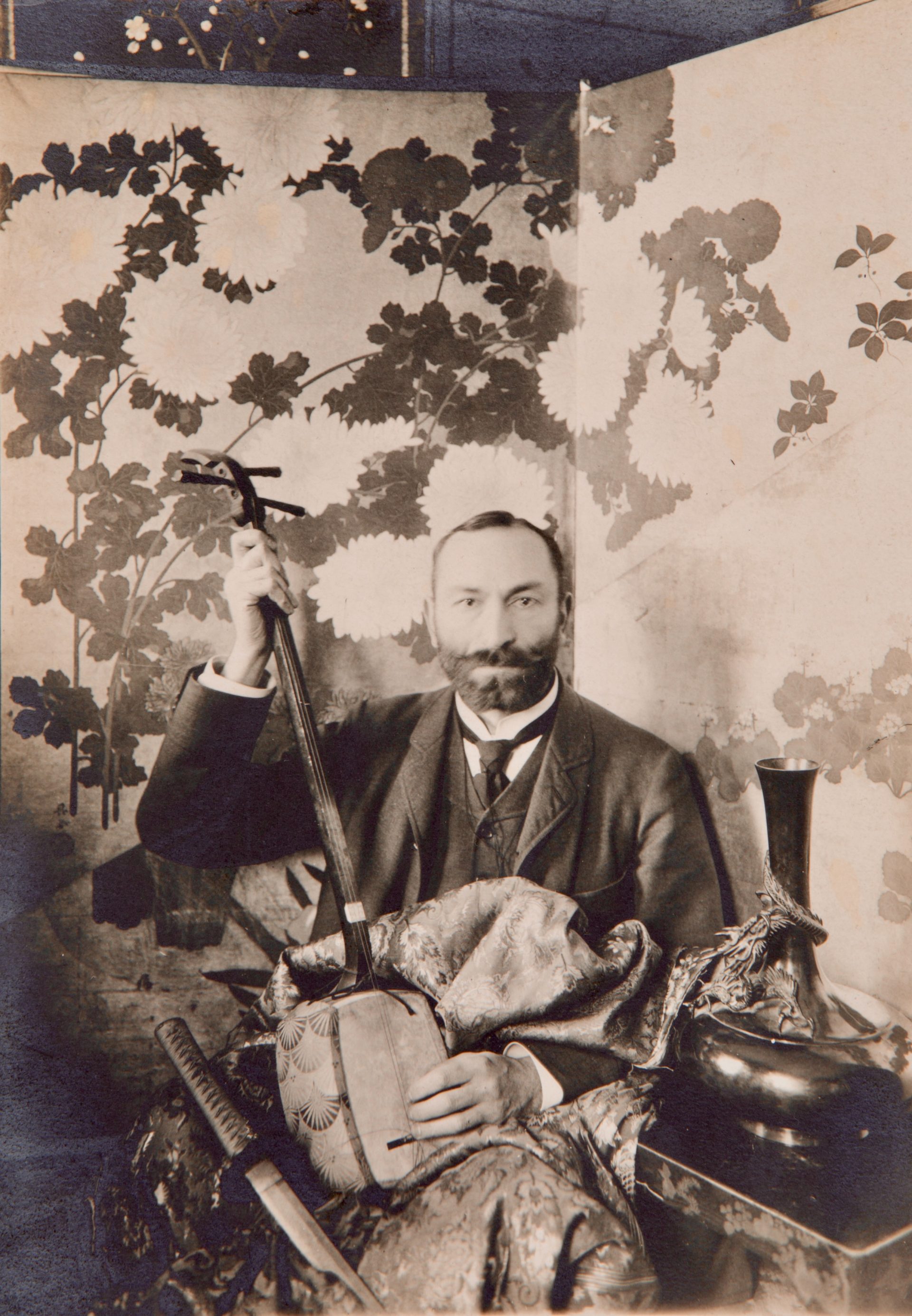 Feliks Jasieński z shamisenem na tle parawanu (jedna z wersji) NieWĄSkie spojrzenie. Orient Express