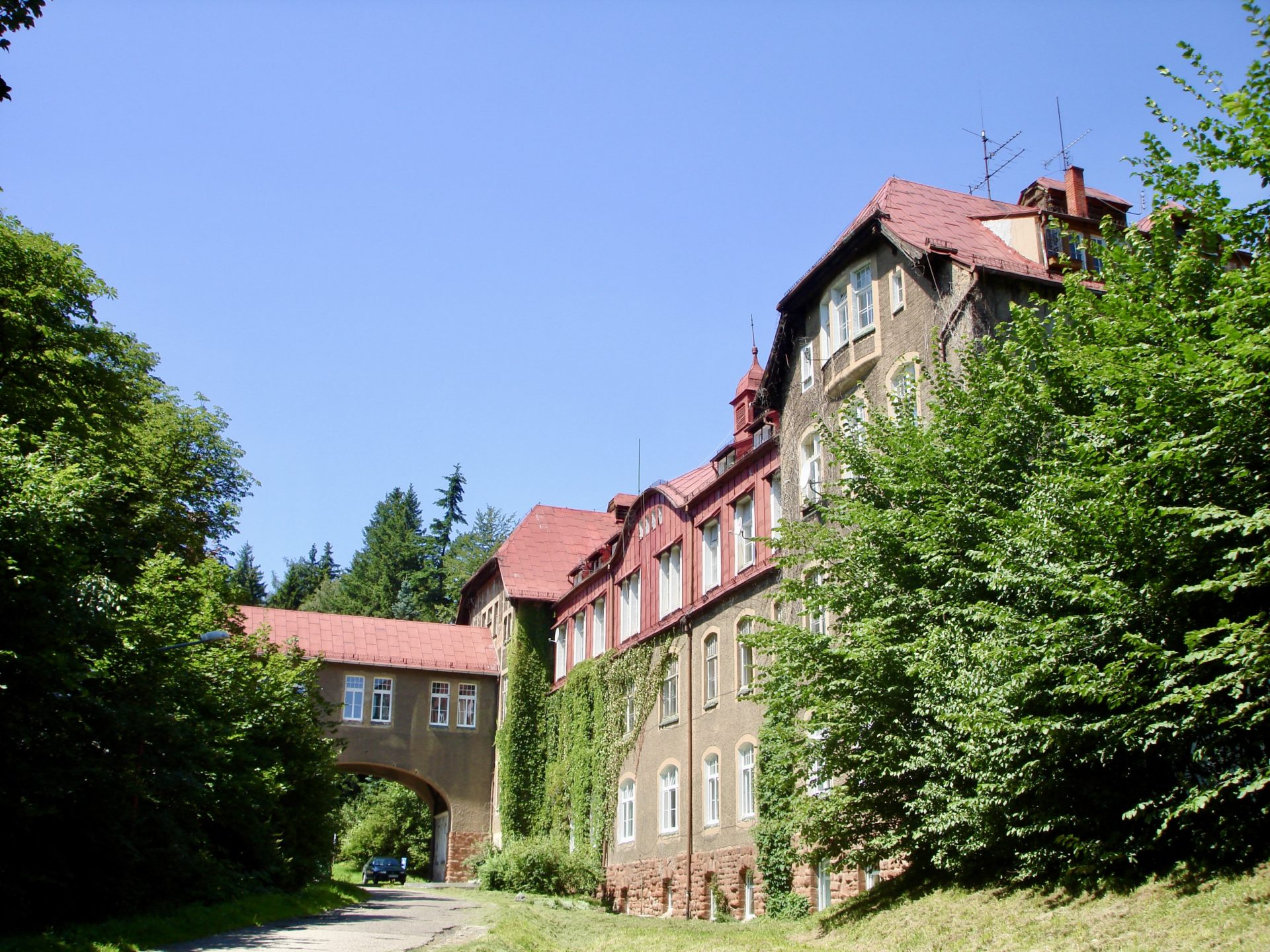 Kamienna_Góra,_Dolnośląskie_Centrum_Rehabilitacji Szpitale mogą być piękne