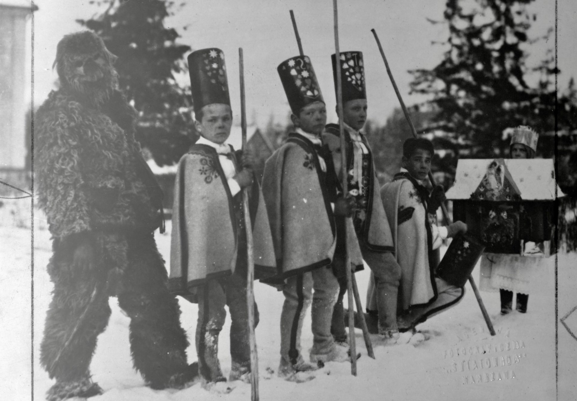 Kolędnicy z Podhala z szopką bożonarodzeniową, 1925-1939 r. „Za kolędę dziękujemy, zdrowia szczęścia winszujemy…