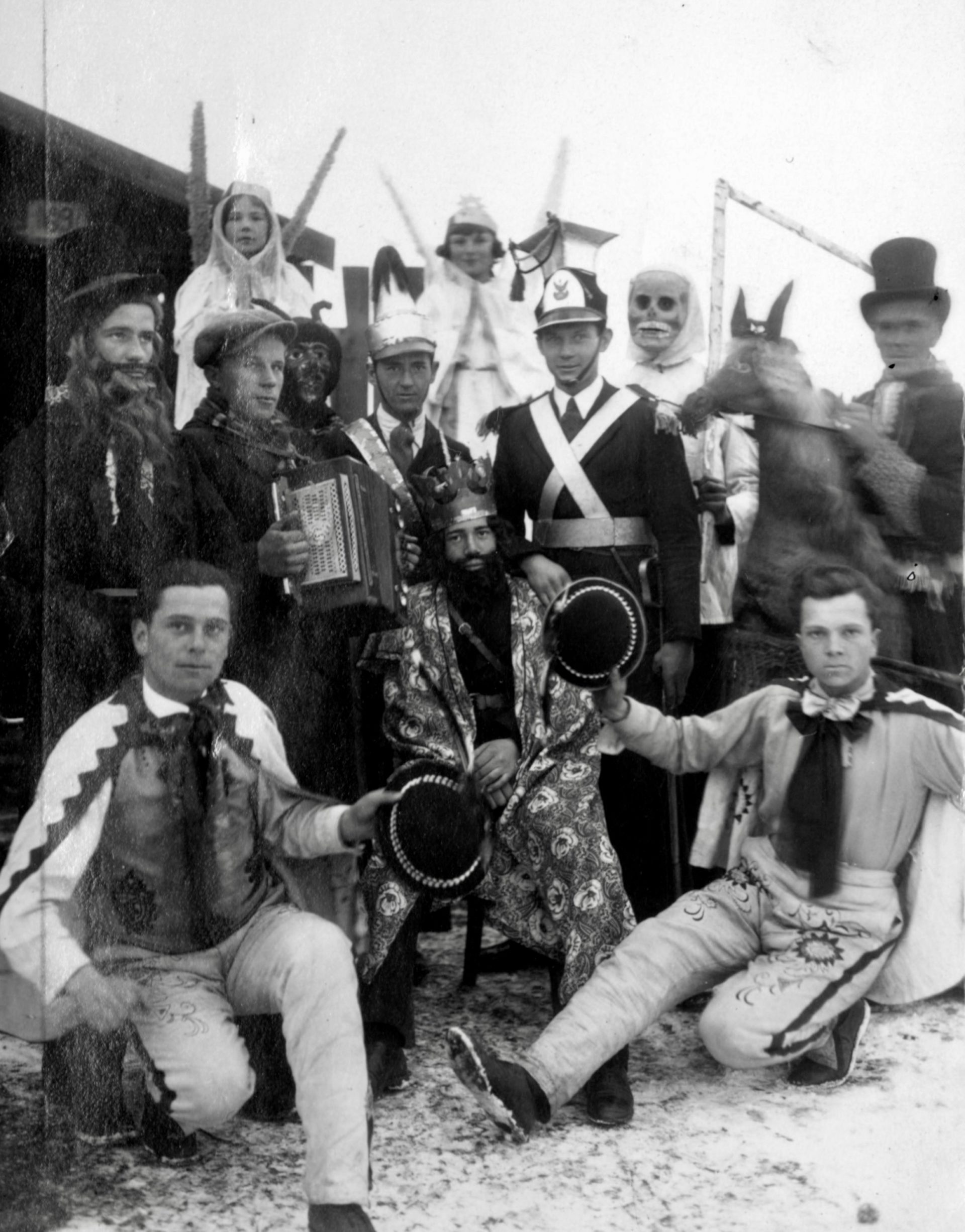 Kolędnicy na Prądniku Czerwonym w Krakowie, 1935 r. Fot. NAC „Za kolędę dziękujemy, zdrowia szczęścia winszujemy…