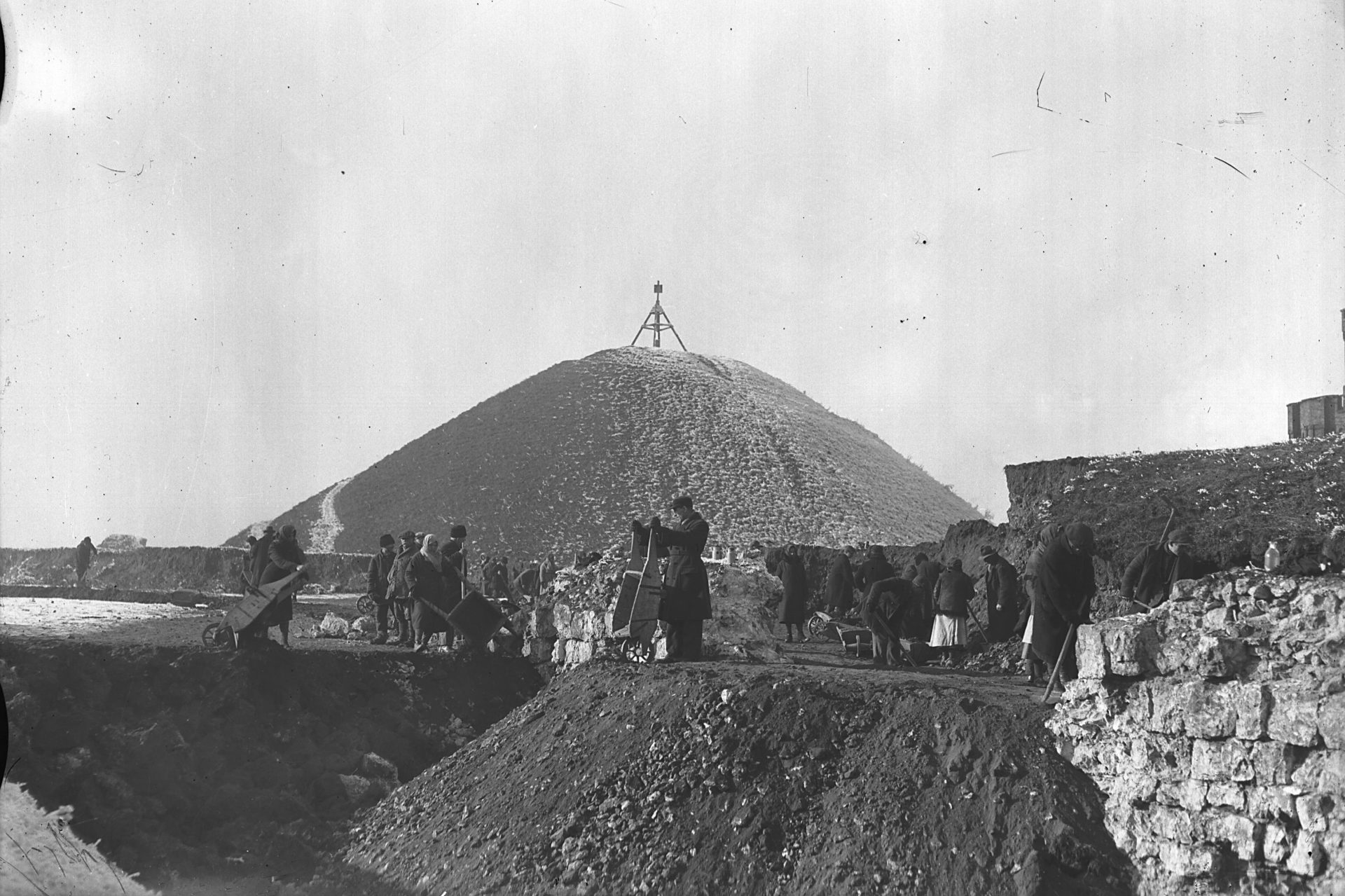 PIC_1-N-1021-1 Kopiec Krakusa, historia niespełniona