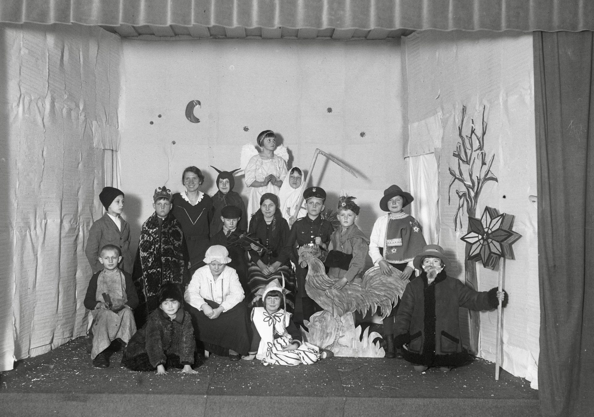 Teatrzyk w przedszkolu Rodziny Wojskowej w Garwolinie, 1934 r. „Za kolędę dziękujemy, zdrowia szczęścia winszujemy…