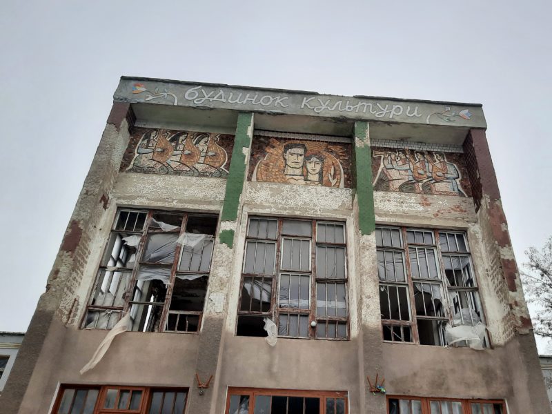 Zdewastowany dom kultury we wsi Kalyniwske, obw. chersoński (fot. M. Lemiesz). Dywizjon dziedzictwa