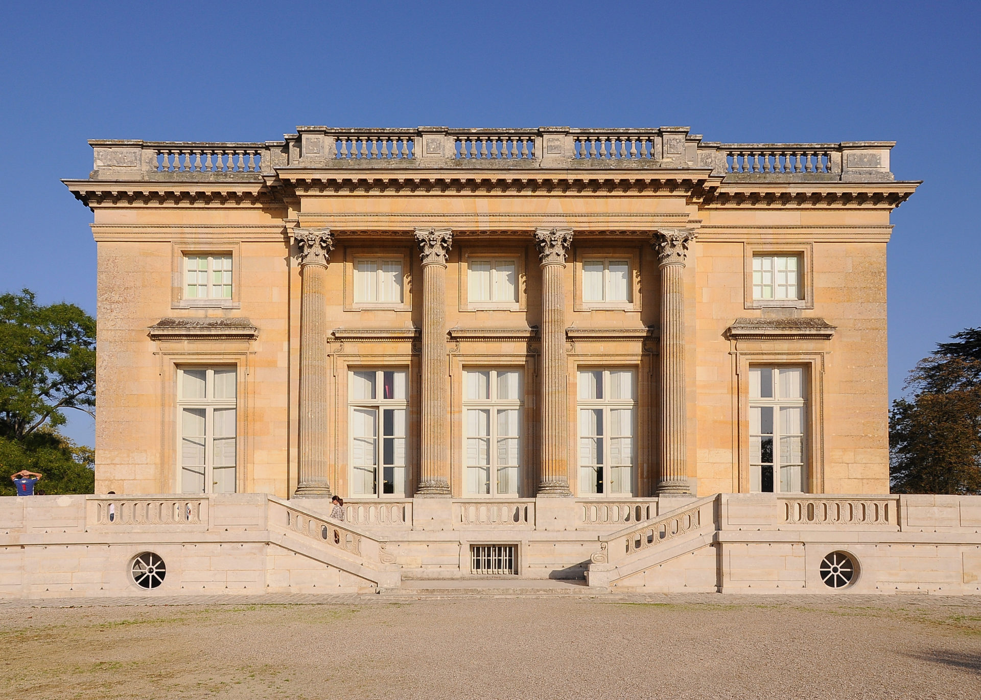 West_facade_of_Petit_Trianon_002 2 Swego nie znacie, odc. 3