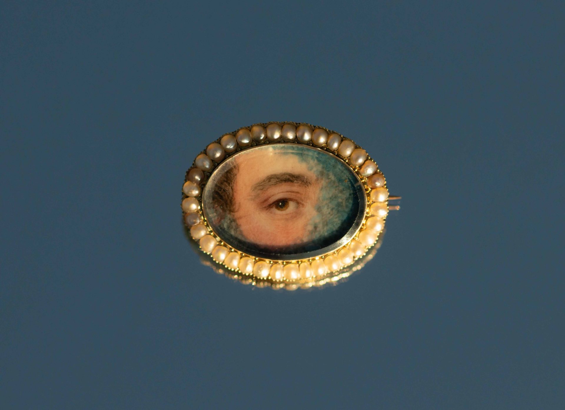 7.Lover_s_Eye_brooch_PSF3202 Opowieść o przekraczaniu granicy śmierci