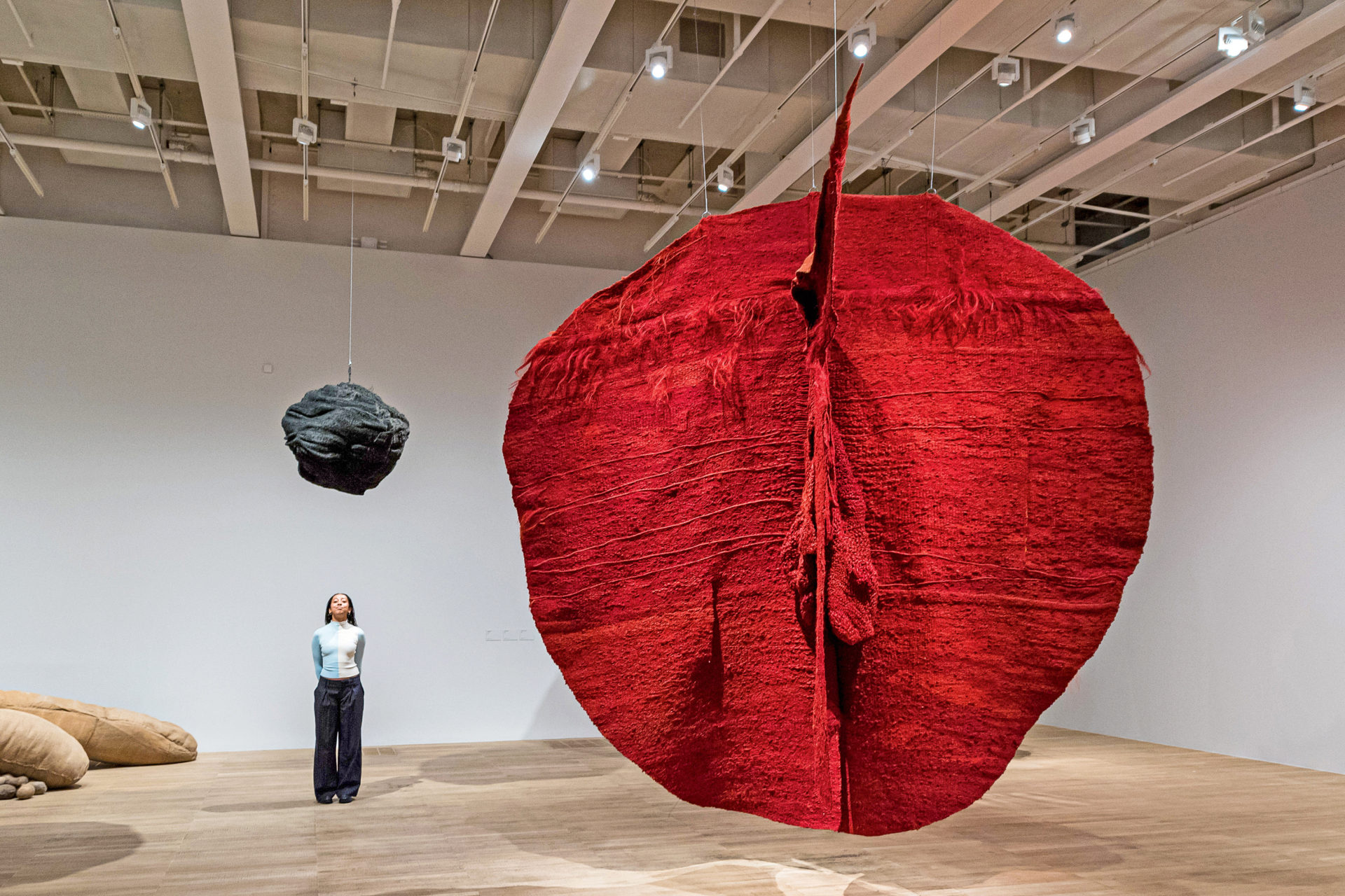 Magdalena Abakanowicz Exibition at Tate Modern in London NieWĄSkie spojrzenie. Funta kłaków warte