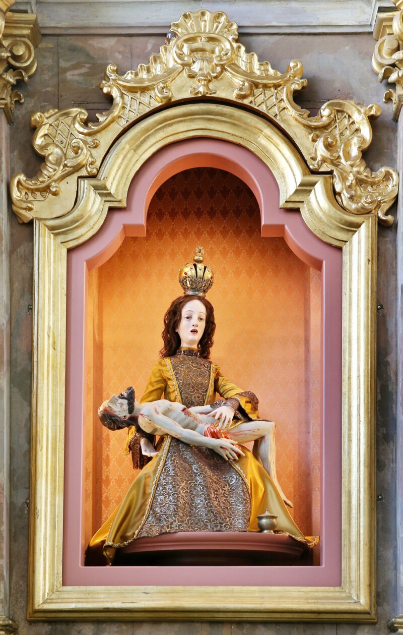 Pieta z marionetkowymi postaciami. Kościół pw. Podwyższenia Krzyża Świętego w Brzegu