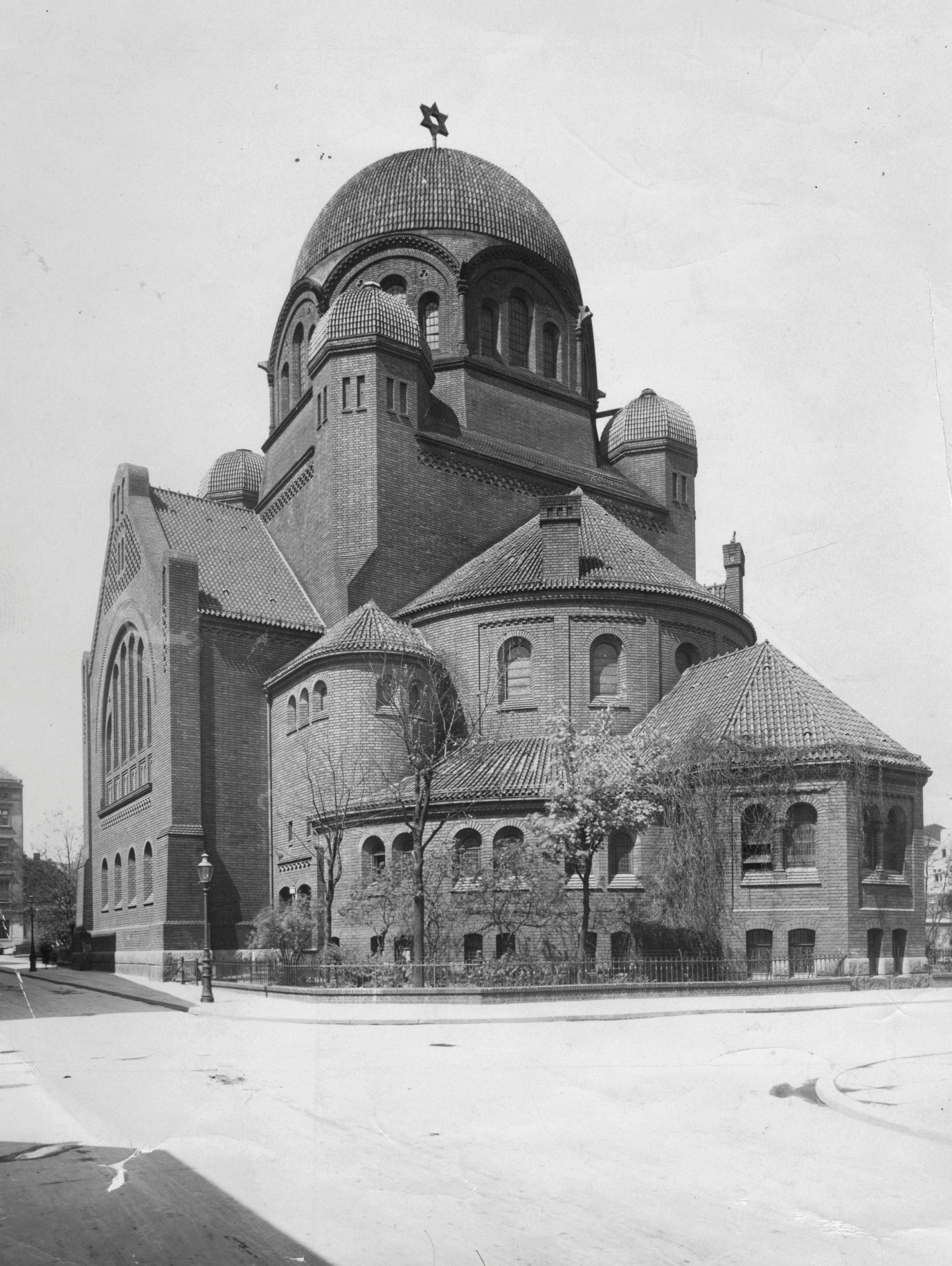 PIC_1-U-5058 Samotna synagoga