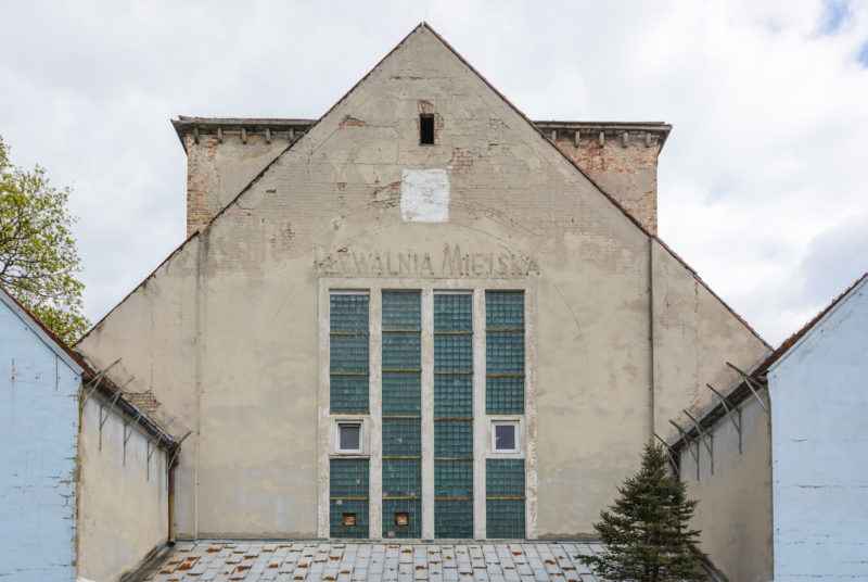 Współczesny widoknieczynnej pływalni.. Samotna synagoga