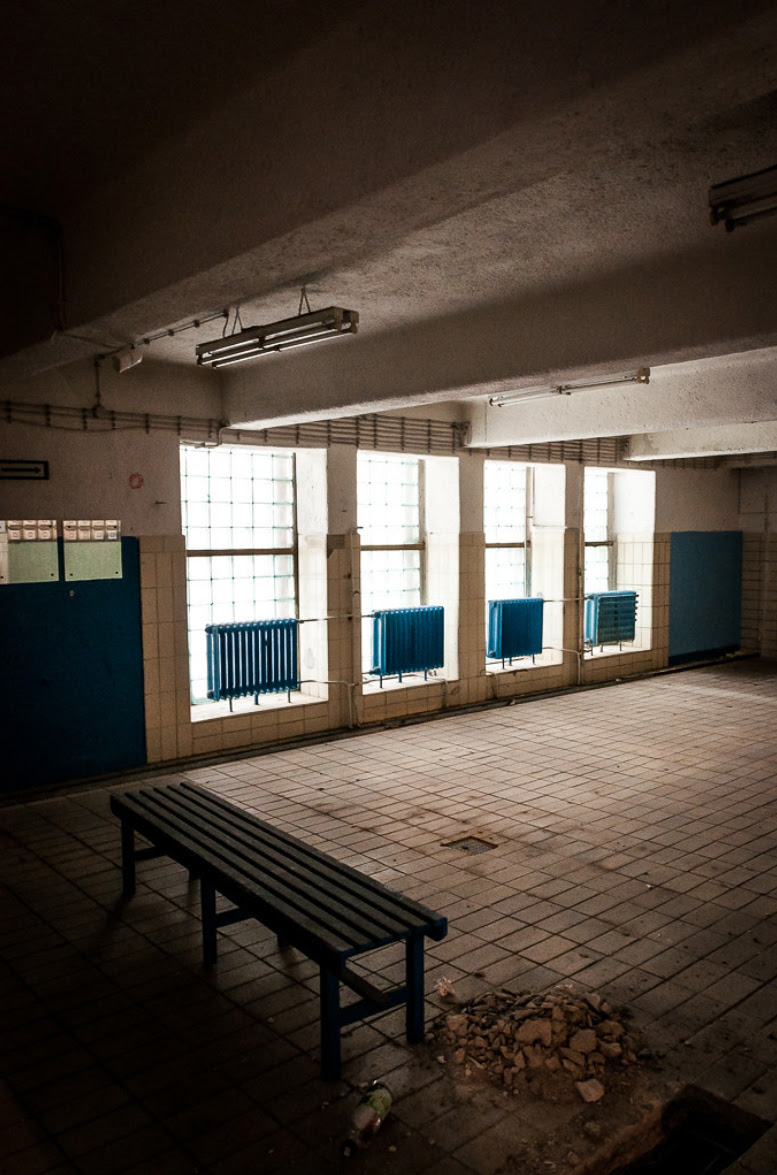 Współczesny widok nieczynnej pływalni. Samotna synagoga