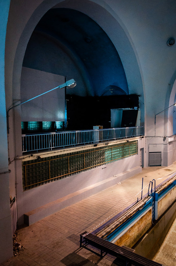 Współczesny widoknieczynnej pływalni.. Samotna synagoga