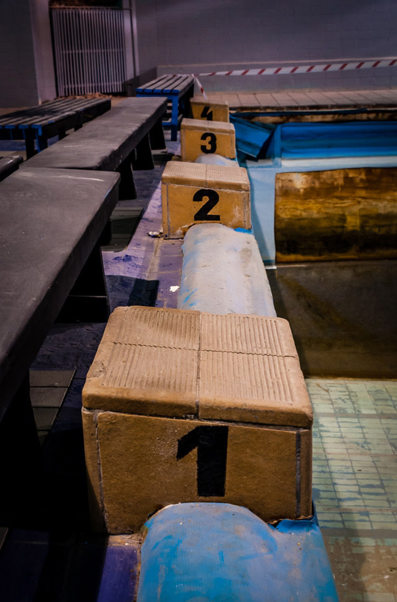 Współczesny widoknieczynnej pływalni.. Samotna synagoga