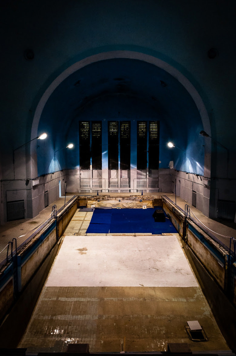Współczesny widoknieczynnej pływalni Samotna synagoga