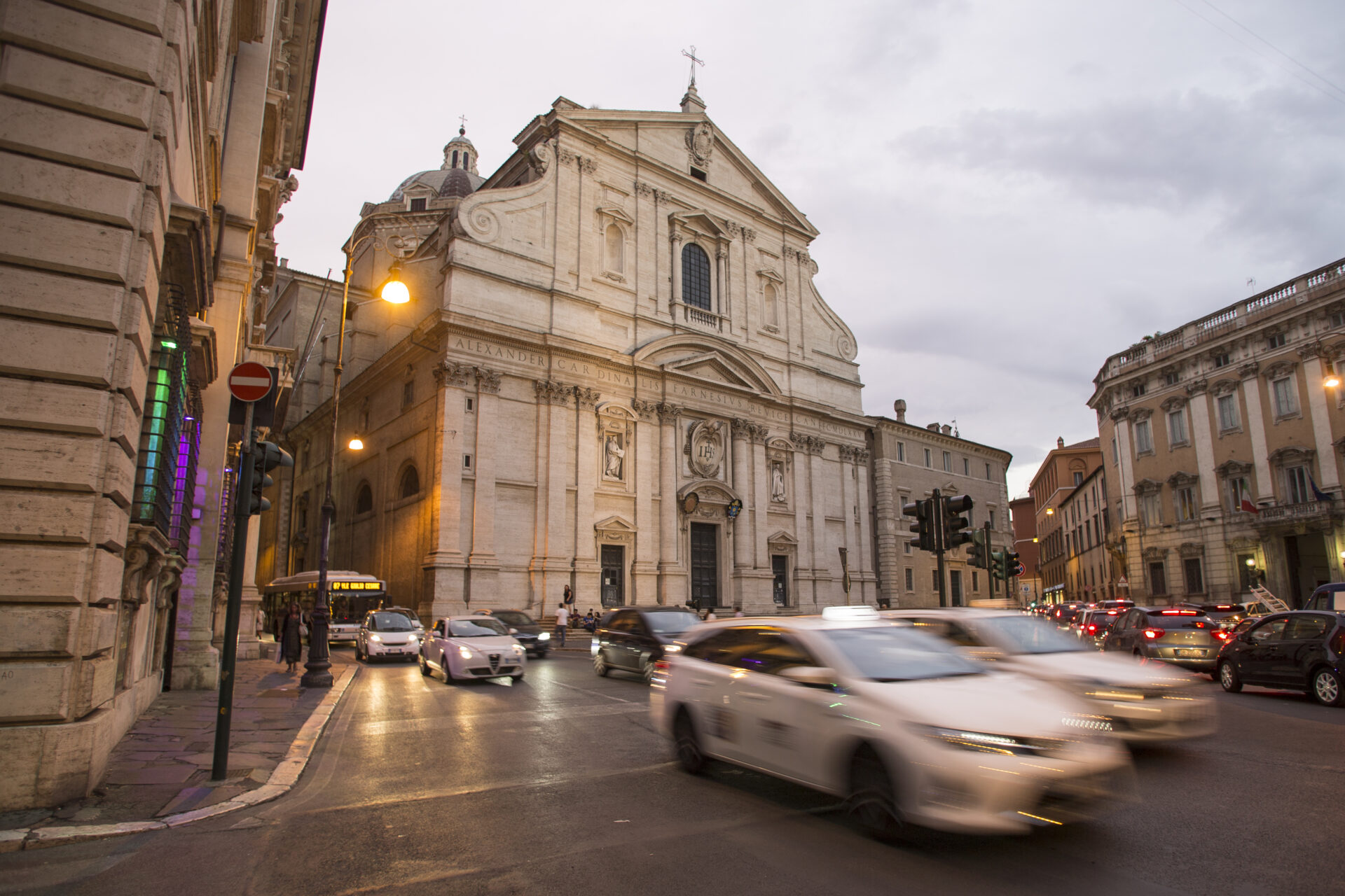The Jesuit Church Il Gesù in Rome at sunset Kościół Il Gesù w Rzymie, wrzesień 2015 r.