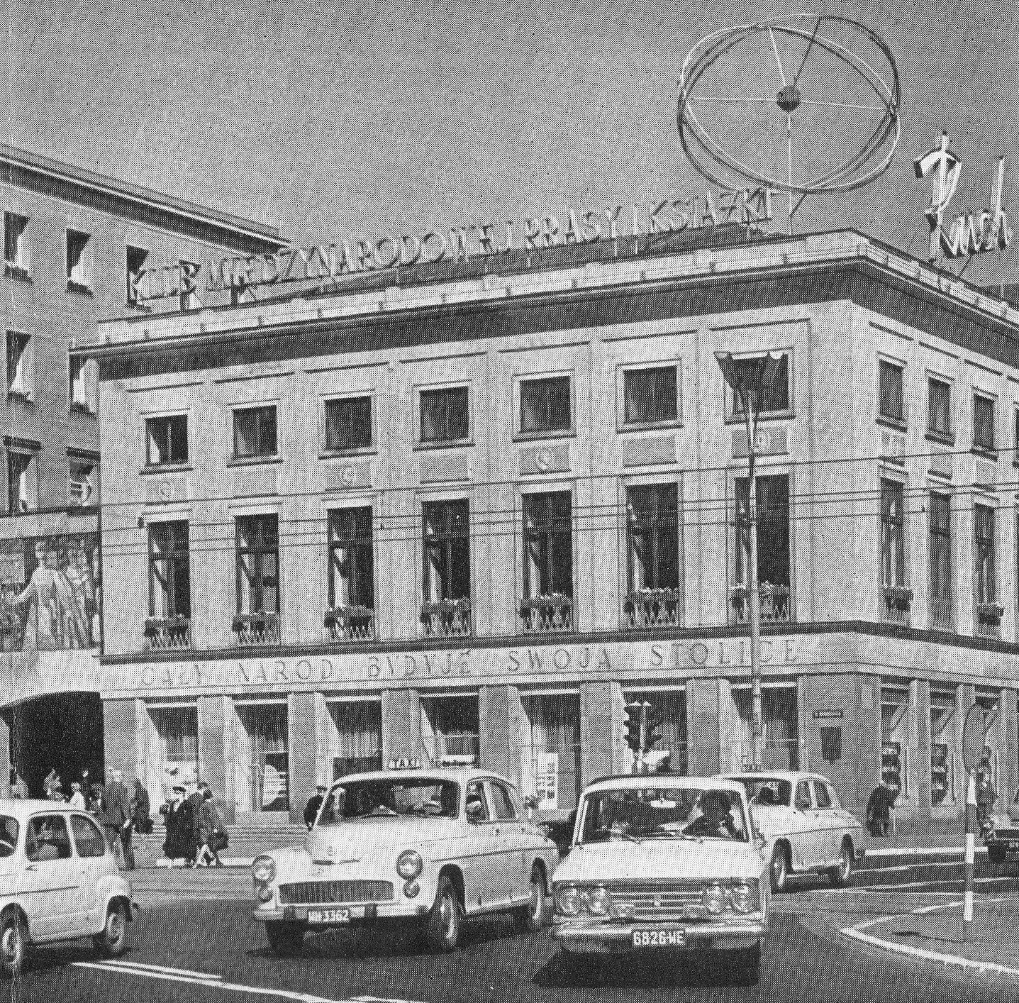 Budynek_przy_ul._Nowy_Świat_15_w_Warszawie_w_latach_70 Trakt królewski – centrum świata