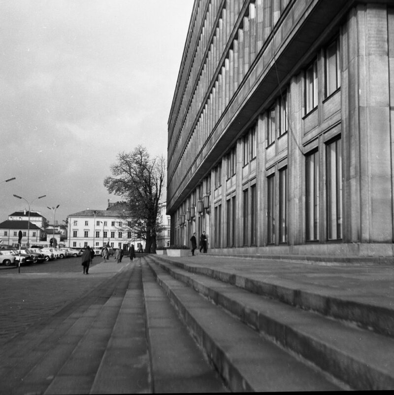 Detale: mała rzecz, a uczy. Dom Partii