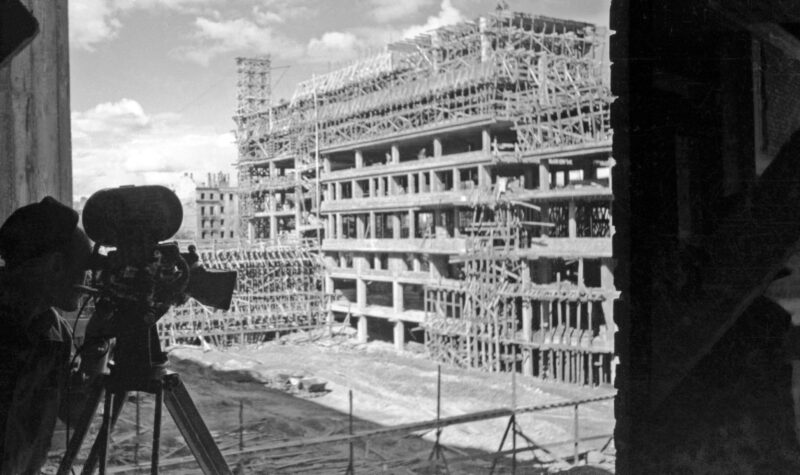 Detale: mała rzecz, a uczy. Dom Partii