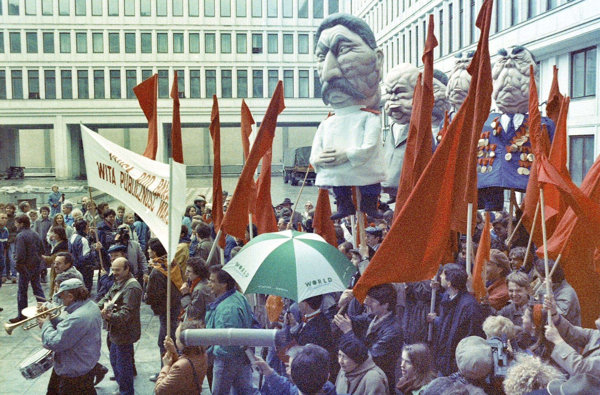 Detale: mała rzecz, a uczy. Dom Partii