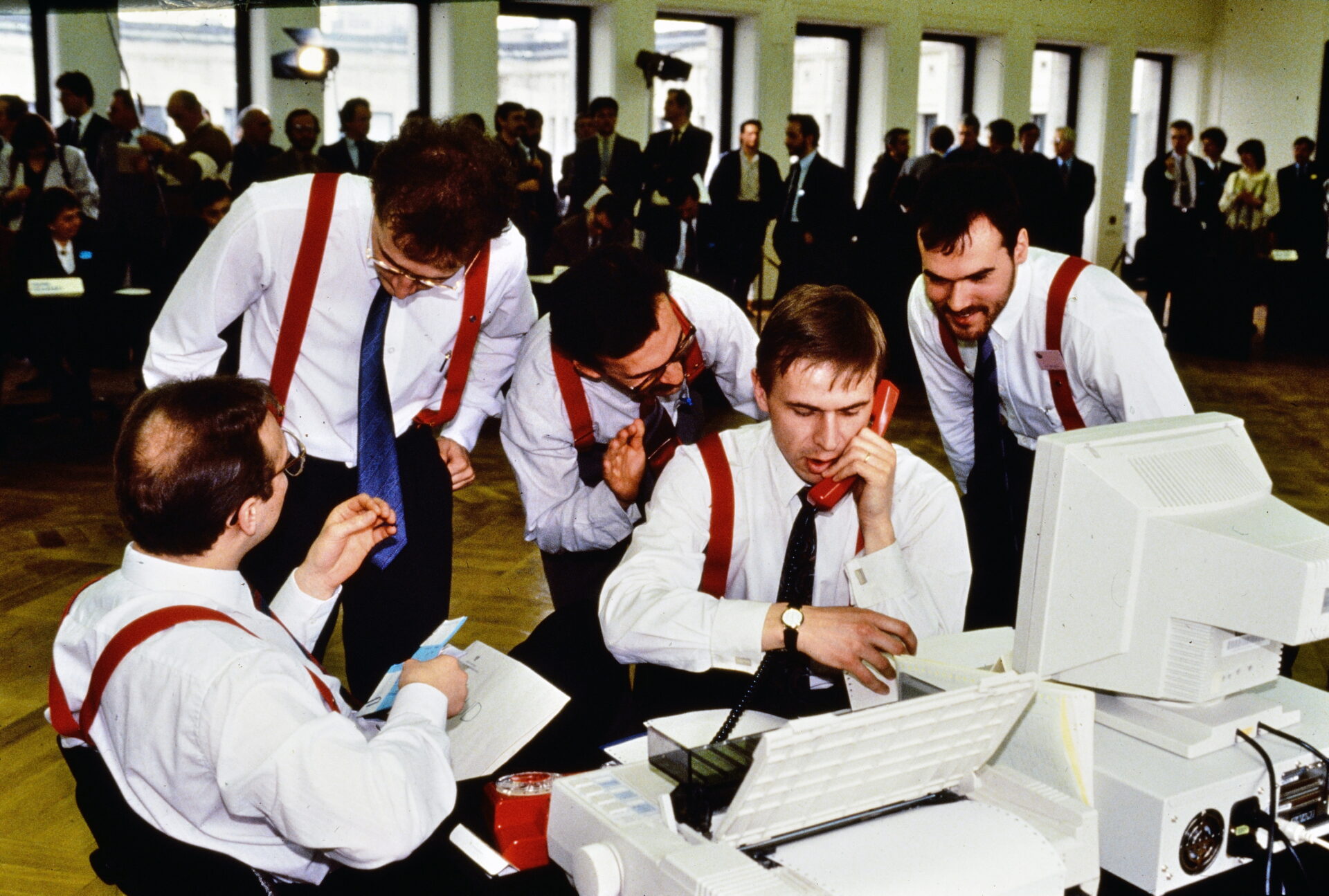 Detale: mała rzecz, a uczy. Dom Partii