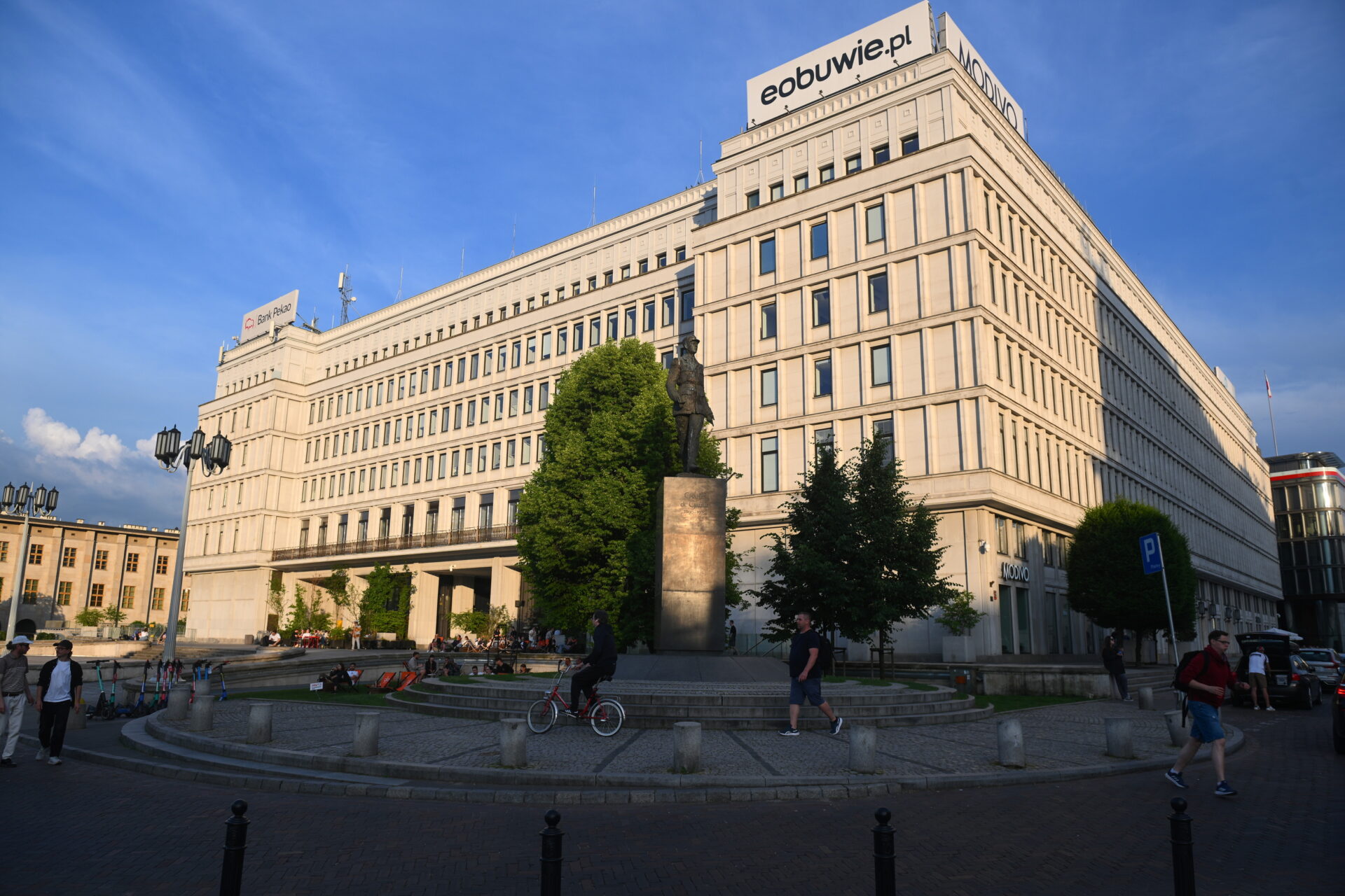 Detale: mała rzecz, a uczy. Dom Partii