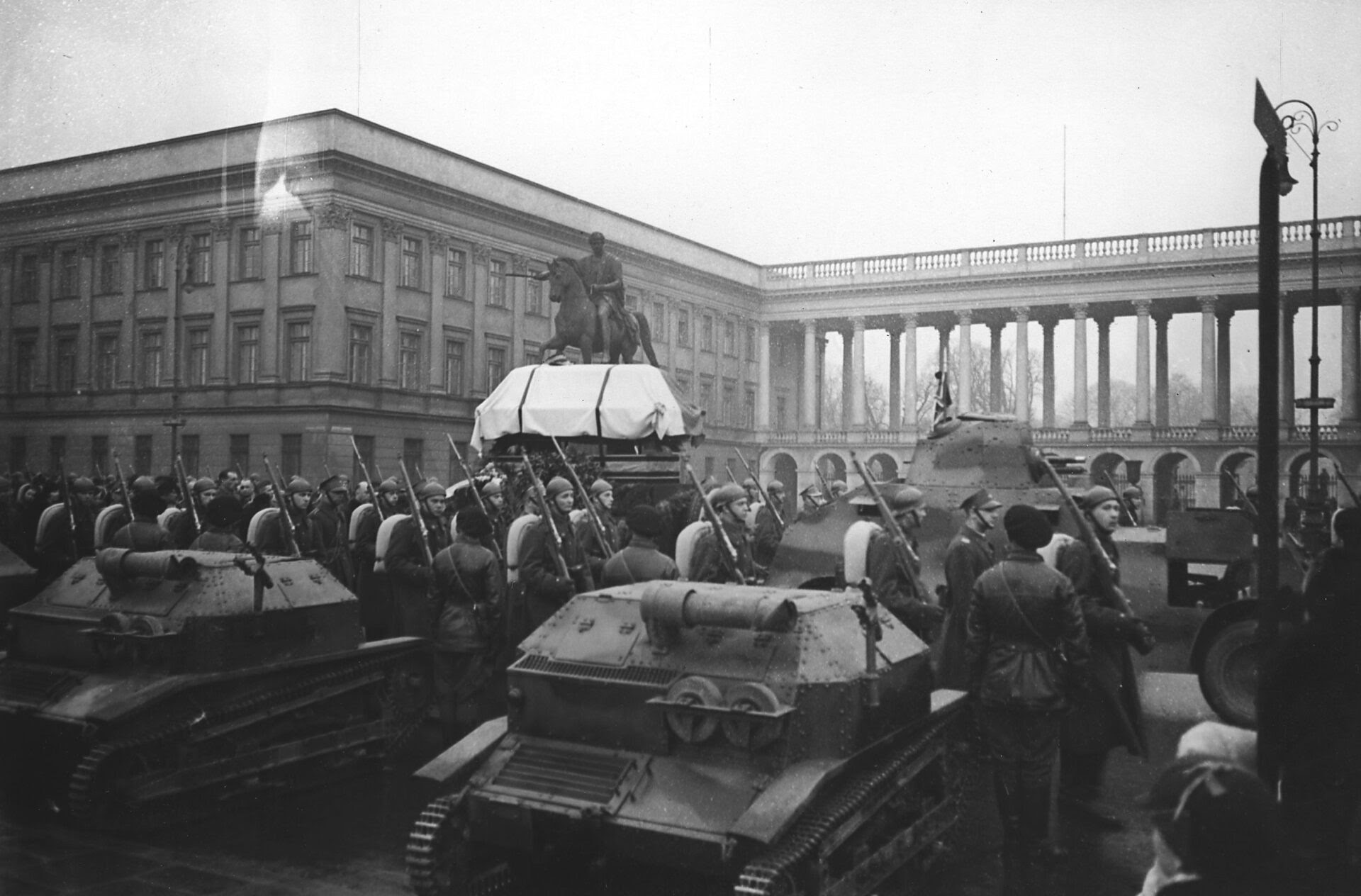 PIC_1-W-311-2 Szyb pierwszej windy w Warszawie