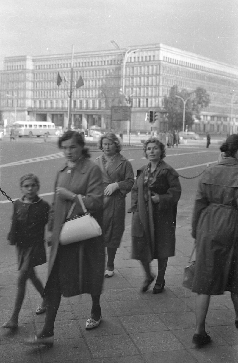 Detale: mała rzecz, a uczy. Dom Partii