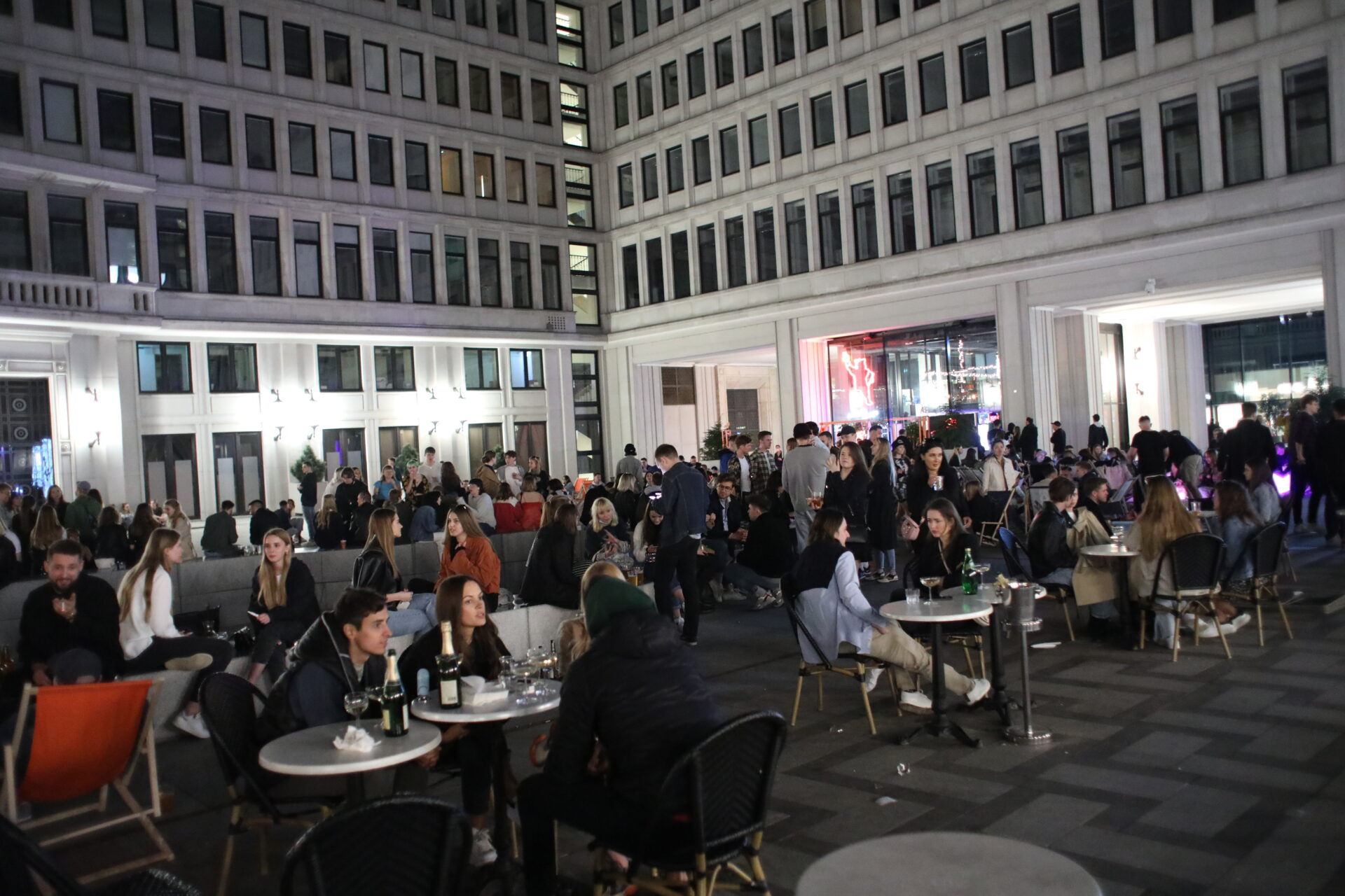 Detale: mała rzecz, a uczy. Dom Partii