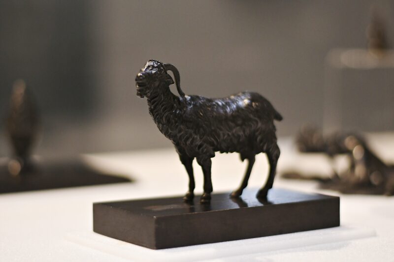 Przycisk w kształcie kozy, projekt: Królewska Odlewnia Żelaza w Gliwicach, I poł. XIX w., wykonanie: odlewnia huty gliwickiej, odlew żeliwny, montowany, 9,2x12,6x7 cm, lata 30. XX w.