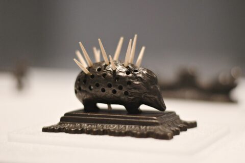 Pojemnik na wykałaczki w kształcie jeża, odlew żeliwny, pusty, montowany, 3,5x7,1x5 cm, II ćw. XIX w.