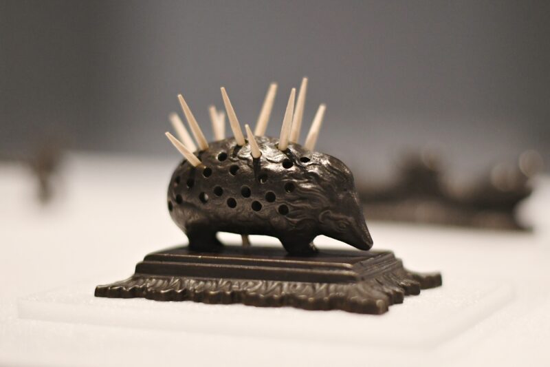 Pojemnik na wykałaczki w kształcie jeża, odlew żeliwny, pusty, montowany, 3,5x7,1x5 cm, II ćw. XIX w.