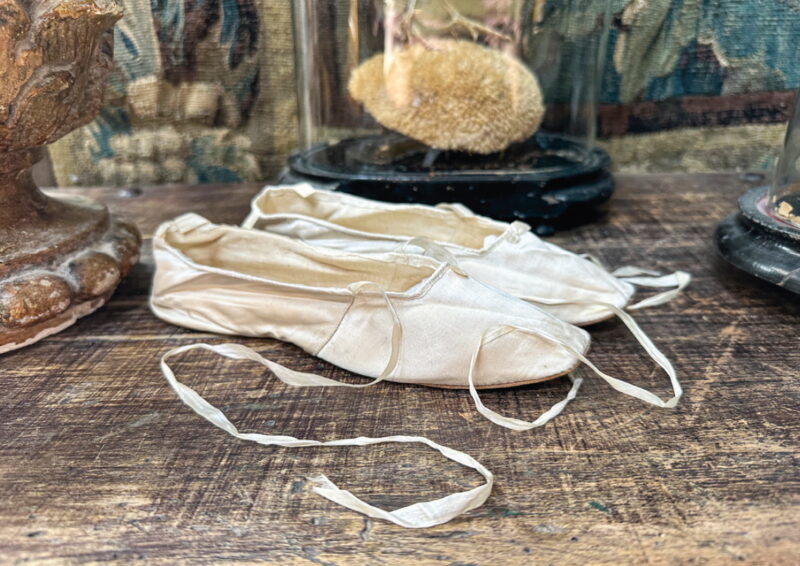 34r34r3r34r3r3 Baleriny - pantofle ślubne na płaskiej, skórzanej podeszwie. Wykonane z jasnej satyny jedwabnej i koźlęcej skórki. Europa Zachodnia,1840 r.