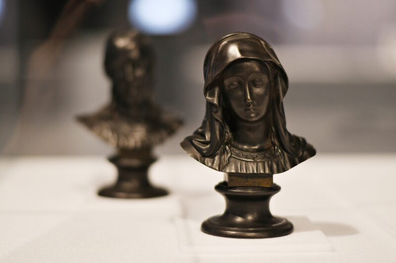 Popiersie Matki Boskiej, Królewska Odlewnia Żelaza w Gliwicach, odlew żeliwny, pełny, montowany, 12,1x5,9 cm, I poł. XIX w.