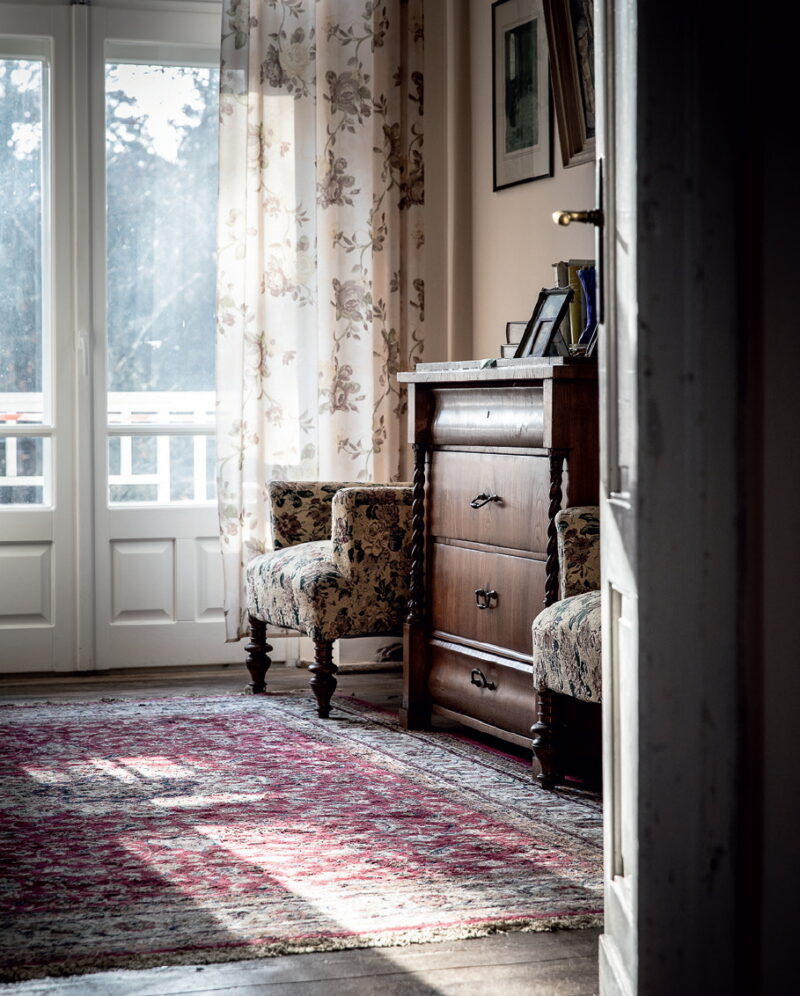 Wyjście na taras w pokoju Anny (matki Moniki). Na ścianach wiszą grafiki jej autorstwa