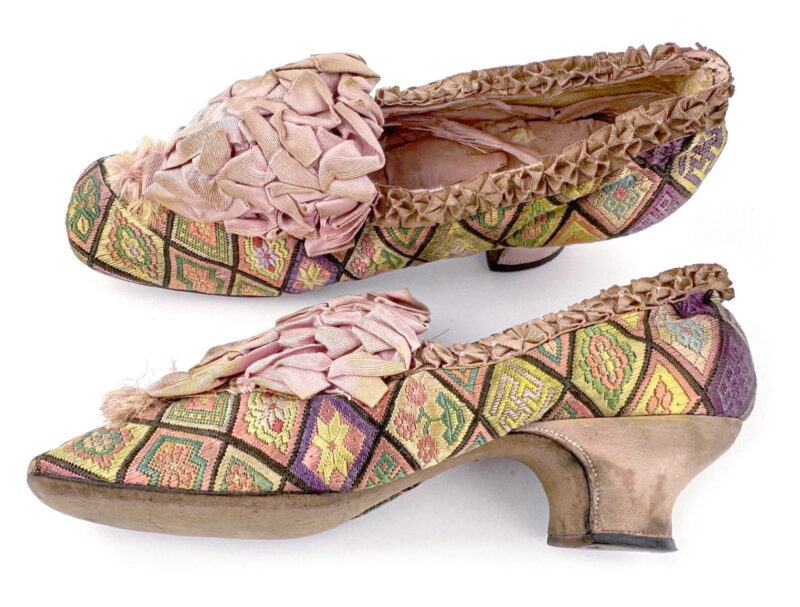 ewtet54tr45t54t45t4 Zakryte pantofle na grubszym, niewysokim obcasie, wykonane z jedwabiu, koźlęcej skórki i skóry, dekorowane drapowaną aplikacją (Europa Zachodnia,1860–1870 r.)