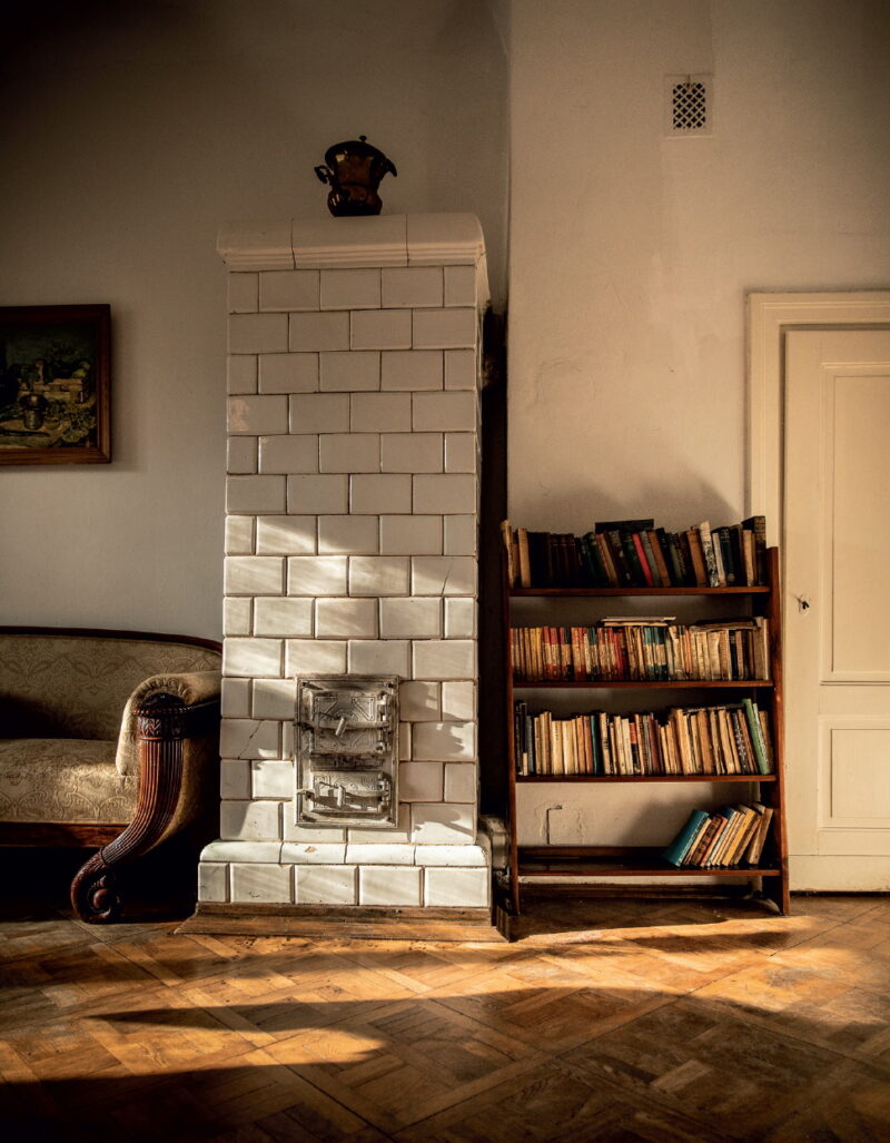 Salonie na parterze - piec kaflowy i sofa, którą Monika Żeromska kupiła w latach 60. XX w.