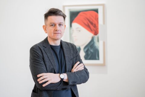 Marcin_Maciejowski3 Artysta Marcin Maciejowski na tle swojego obrazu