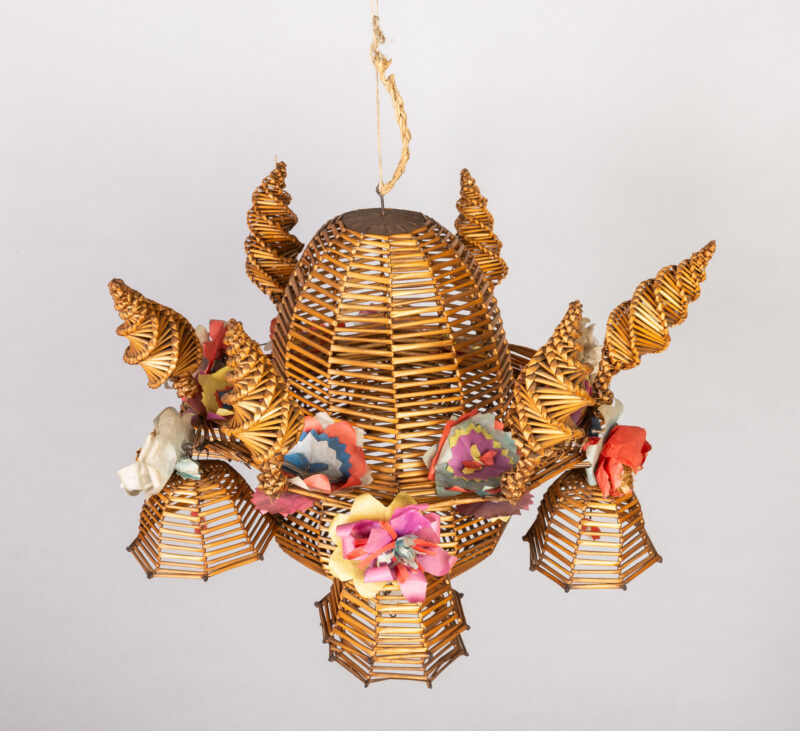 Pajak_Muzeum_etnograficzne_Krakow Słomiany pąjąk z Małopolski. autor nieznany, technika: wyplatanie, tworzywo: słoma, papier, drut, metal, bibuła gładka, wys. 33 cm, śr. 28 cm, 1924 r.